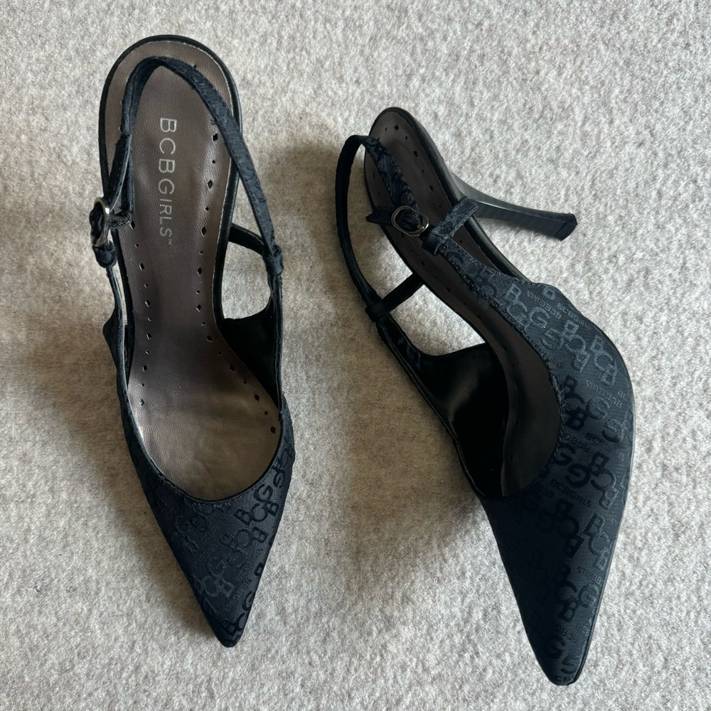 Black logo print pointed toe heel